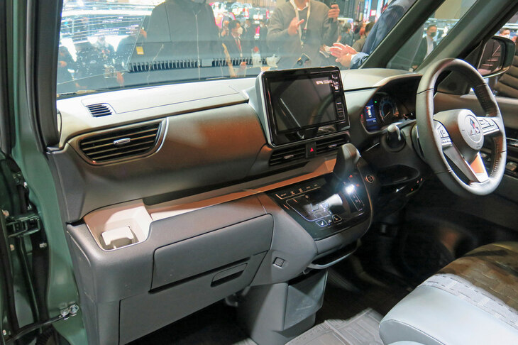 クールな外観に対して、「デリカミニ」のインテリアデザインはやや凡庸。この点は、購入後のカスタムの楽しみということにしておこう。