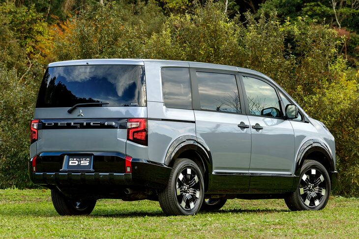 ホイールアーチモールや、新デザインの18インチホイールを採用し、リアバンパーの意匠も変更。テールゲートガーニッシュに描かれた「DELICA」のロゴが力強い。