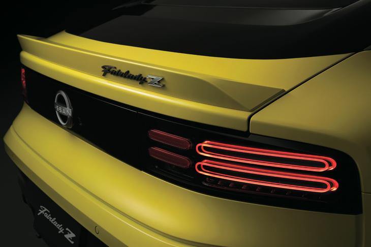 2つの楕円を重ねたリアコンビランプは4代目「Z32」をモチーフにしたもの。レイヤー状に光る、凝ったデザインをしている。