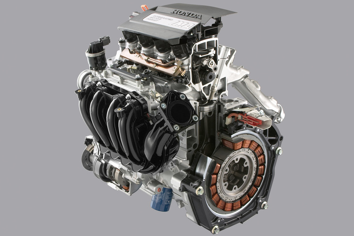 「シビック ハイブリッド」のパワーユニットは、1.3リッターエンジンに「IMA」と呼ばれた1モーター方式のハイブリッドシステムを組み合わせたもの。トランスミッションにはCVTが採用された。