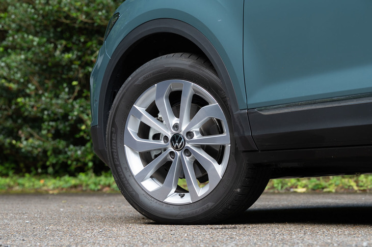 「TSIスタイル」「TDIスタイル」のタイヤサイズは215/55R17。試乗車にはハンコックのコンフォートタイヤ「ヴェンタス プライム3」が装着されていた。