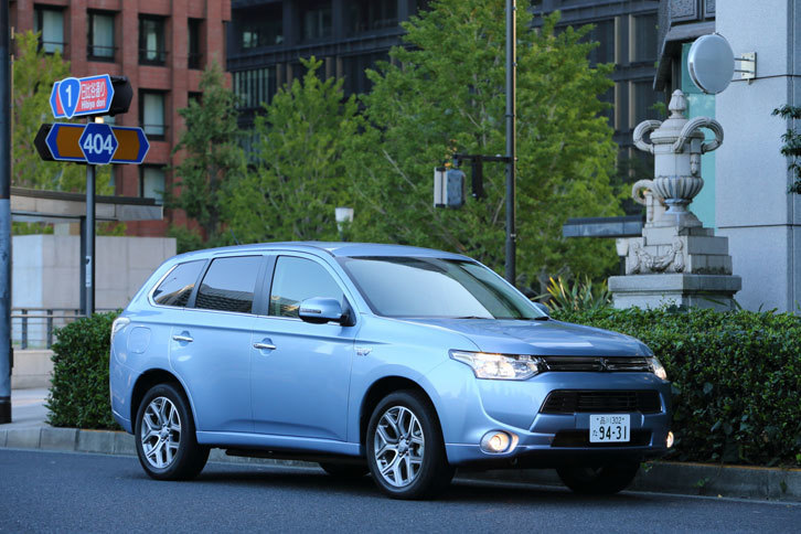 三菱が2013年に発売した「アウトランダーPHEV」。今日では、国内外の多数のメーカーからプラグインハイブリッド車がリリースされている。