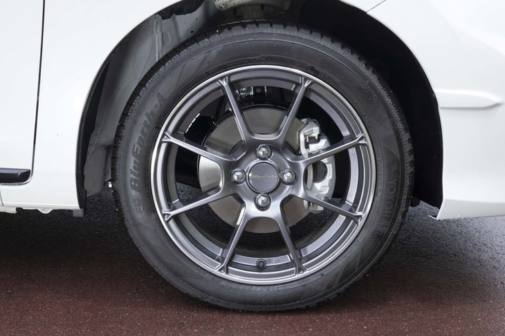 ホイールもサスペンションの一部という設計思想のもとに開発された専用アルミホイール。ホイールのしなりを利用してタイヤの接地面圧を高めている。