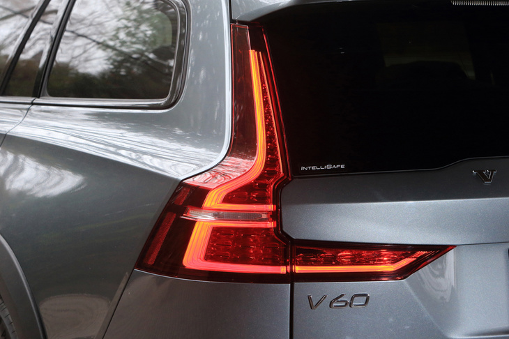 シャープなデザインが目を引くL字形のリアコンビランプ。“トールハンマー”と呼ばれるT字形のヘッドランプともども、エクステリアにおける「V60」のアクセントとなっている。