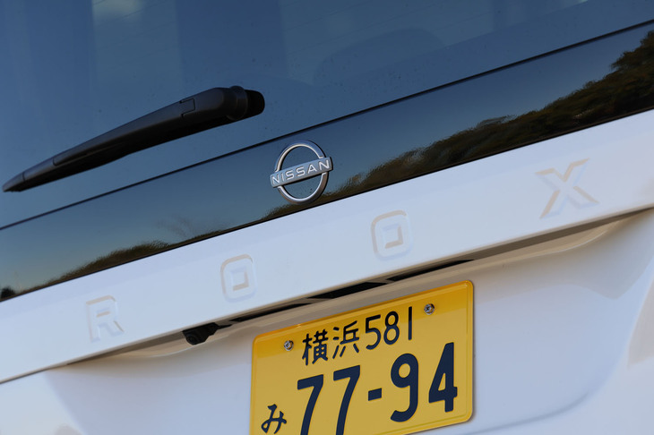 新型「ルークス」にはスポーティーな内外装デザインや装備をセリングポイントとした「ハイウェイスター」と、親しみやすいスタイルと価格を特徴とする標準仕様車の2つのモデルがラインナップされる。前者のリアウィンドウ下部には、「ROOX」の車名ロゴ（写真）が大きく入る。