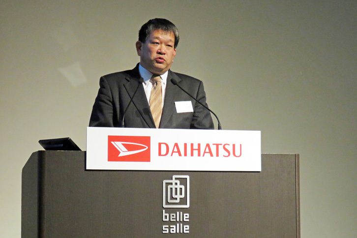 「らくぴた送迎」について説明する、ダイハツ工業 法人事業部の谷本敦彦部長。ダイハツでは自動車事業に代表される「モノづくり」に加え、利用者との接点拡大に向けた「コトづくり」にも注力。今回の送迎支援システムも、後者の一環として開発された。