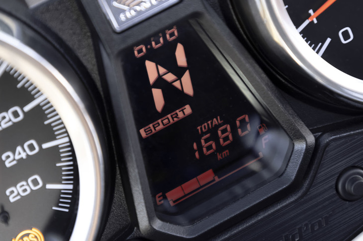 ライディングモードは全3種類で、複雑なカスタマイズ機能はない。左スイッチボックスの小さなレバーで操作する。