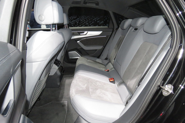 アウディA6（リアシート）