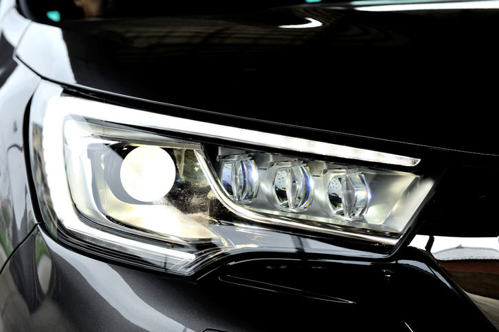 バイキセノンヘッドライト（ディレクショナル機能付き）とLEDポジションランプからなる「DS LEDビジョン」。