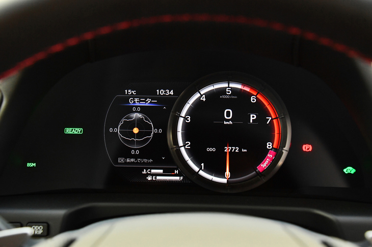 “Fスポーツ”専用デザインの計器盤。メーターリングは可動式で、デザインを変化させつつ、さまざまな情報をドライバーに伝える。