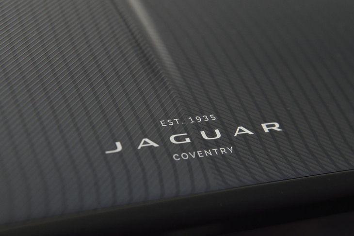 インストゥルメントパネルに記された「EST.1935」「JAGUAR」「COVENTRY」の文字。スポーツカーを起源とするジャガーの伝統は、今も色濃く受け継がれているのだ。