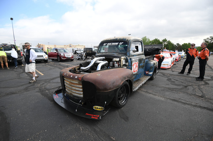 PPIHCには最新マシンのほか、旧型モデルも数多く参戦している。2018年の大会で最も古いマシンが、1949年型の「フォードF1」だ。その名のとおり、フォードのピックアップトラック「Fシリーズ」の初代モデルで、5.9リッターのディーゼルエンジンを搭載するほか、巨大なリアウイングを装着するなどカスタマイズには余念がない。黒煙をまき散らしながらワインディングロードを駆け抜けていく光景は迫力満点。ファンからは“スモーキー”の愛称で親しまれている。