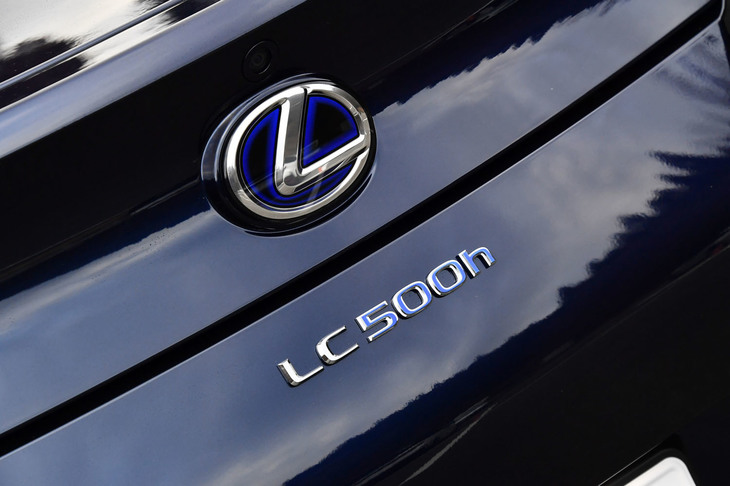 今回は、ハイブリッドモデルのなかで最上級グレードとなる「LC500h“Sパッケージ”」に試乗。“Sパッケージ”には、後輪操舵やギア比可変ステアリング、電動パワーステアリングなどを統合制御する「レクサスダイナミックハンドリング」が備わる。車両本体価格は1500万円。