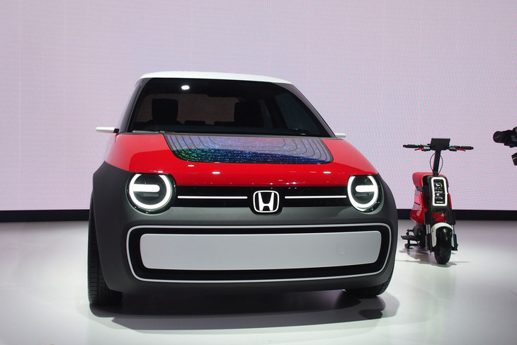 「SUSTAINA-C Concept（サステナ・シー コンセプト）」（写真左）と「Pocket Concept（ポケット コンセプト）」（写真右）。