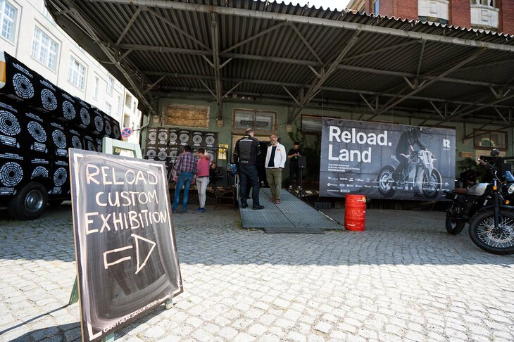 会場となった「Craftwerk Berlin」は、1900年代初頭に建てられた旧東ドイツ地区のパン工場をリノベーションしたもの。この地区の古い建造物は、その多くがベルリンの壁崩壊後に取り残され、近代的なマンション群やオフィスビルへと立て替えられた。この建物は21世紀まで生き延びた数少ない建物のひとつだという。ドイツの消防法によって使用できなくなった上階の壁は、名もなきアーティストたちが描いたグラフィティーで覆われていた。