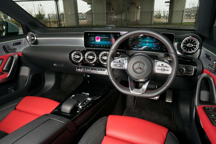 2段構造のダッシュボードが特徴的なインテリア。左右のドアパネル間をシルバーのラインで結ぶことで、広々感を表現している。