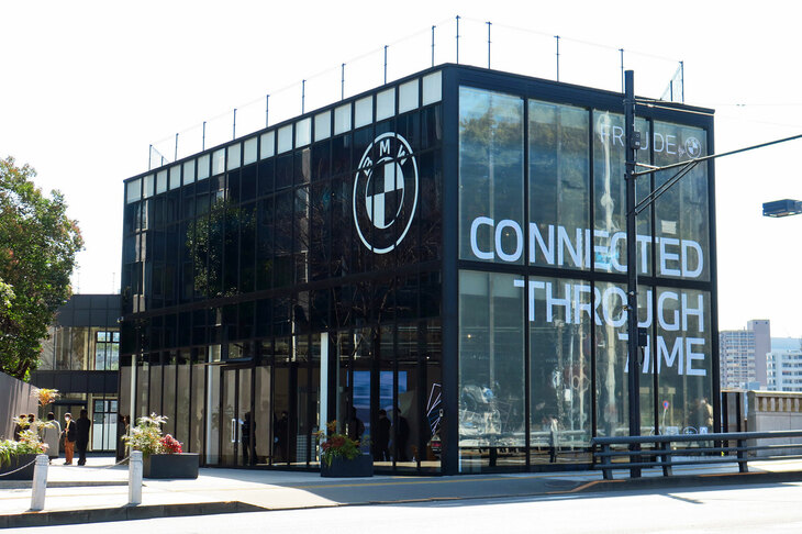 「FREUDE by BMW － CONNECTED THROUGH TIME」がオープンするヨドバシJ6ビルディング。