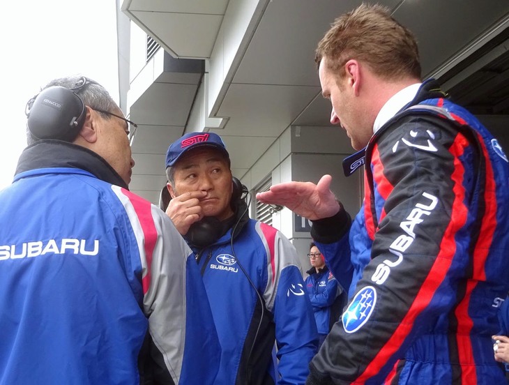 車両のセッティングや路面の状況について意見交換する、辰己英治総監督（写真中央）とカルロ・ヴァンダム選手（右）。