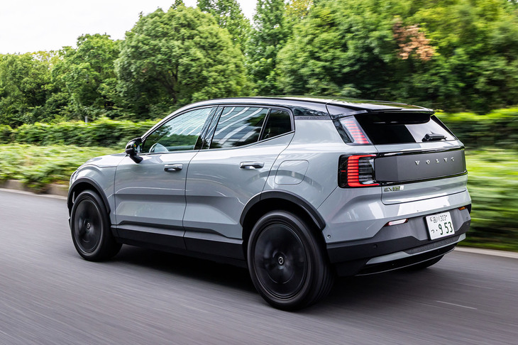 専用サスペンションが装着される「EX30クロスカントリー」では、標準モデルに比べて突き上げ感を抑えた設定になっている。実際に運転してみると、これまでの「EX30ウルトラ シングルモーター エクステンデッドレンジ」に比べて明らかに乗り心地がマイルド。ハンドリングと快適性のバランスのいい仕上がりに好感を覚えた。