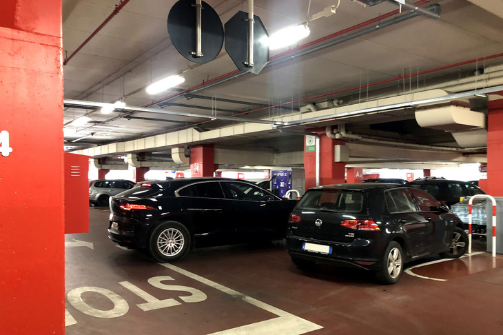 「ジャガーIペース」は駐車&チャージしようと奮闘したが、本文のような理由で消えていった。