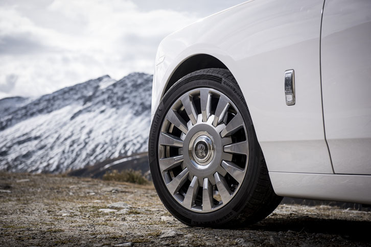 新型では室内の静粛性が徹底的に追求されており、内部に発泡体の層を持つ“サイレントシールタイヤ”が装着されている。