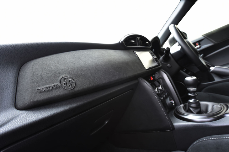 助手席前方のパネルは、スエード調の合成皮革「グランリュクス」でドレスアップされる。左端には、車名ロゴの刺しゅうも。