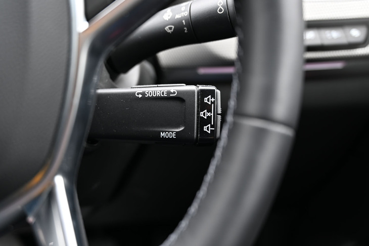 ルノー車ではおなじみのステアリングから生えたオーディオレバー。ソースや曲の変更、ボリュームなどは設定できるが、ムードはここでは変えられない。