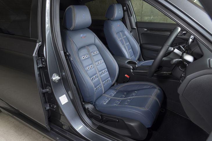 クラシカルな色調と意匠の本革シートはまさに1970年代のテイスト。