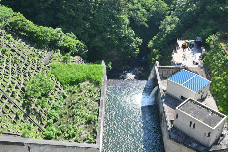 放水路の下では新しい発電機を建設中だった。