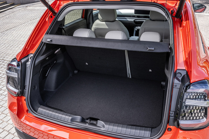 荷室容量は360リッター。リアシートの背もたれを前方に倒すと、容量を1231リッターにまで拡大できる。床面は2段階の調整式。キック動作でバックドアが自動開閉する「ハンズフリーパワーリフトゲート」が標準で装備される。