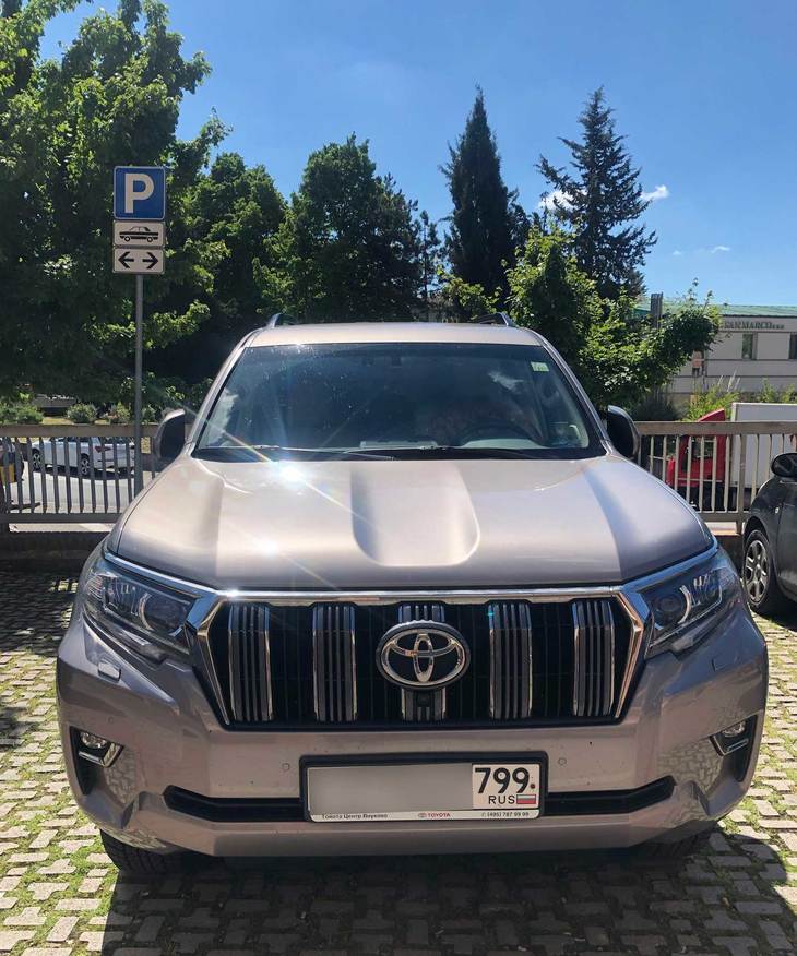 イタリアへ観光のために来たと思われる、ロシアナンバーの「トヨタ・ランドクルーザー プラド」。
