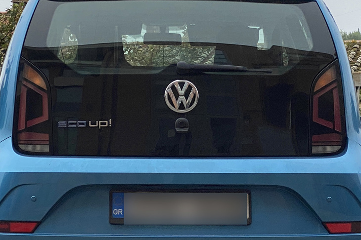 ギリシャのナンバーを提げた「フォルクスワーゲンup!」。 2022年8月、シエナで撮影。