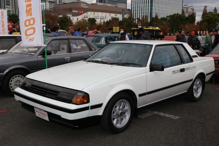 1984年式（昭和59年式）「トヨタ・セリカGT-TR」。最後のFRセリカとなった3代目の後期型。リトラクタブルヘッドライトを備えたブラック仕上げのマスクが特徴だ。