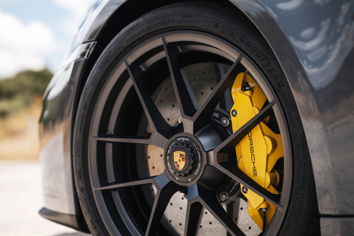 オプション装備の「ポルシェセラミックコンポジットブレーキ（PCCB）」。価格は、キャリパーがイエローの場合は157万8000円、ハイグロスブラックの場合は170万円となる。