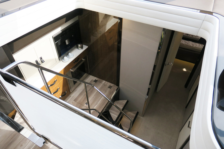 レクサスLY650（船室へ続く階段）