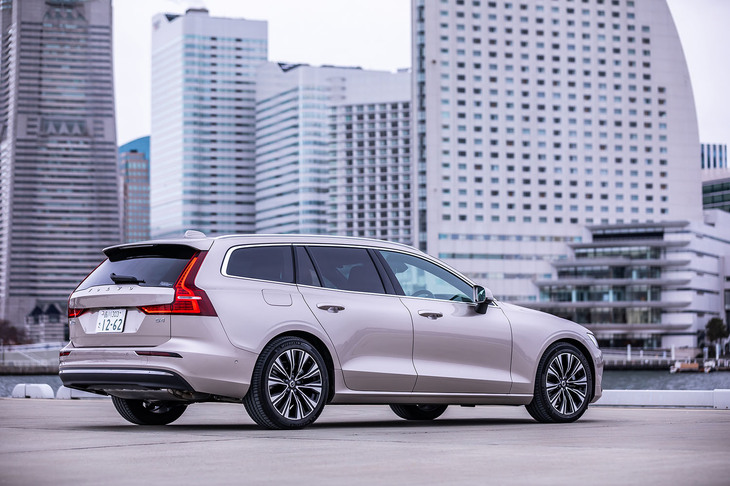 「V60」のエクステリアカラーは、9万2000円の有償色となる写真の「ブライトダスクメタリック」を含む全9色から選択できる。