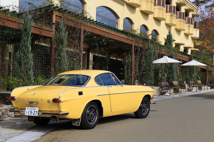 「P1800」は1961年から1973年まで生産されたボルボのスポーツモデルである。2ドアクーペの他、派生モデルとしてワゴンボディーの「P1800ES」が存在する。