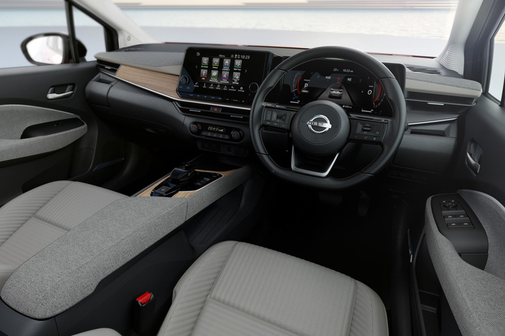 木目調パネルやツイード調の織物を用いて、高級感を演出したという「ノート オーラ」のインテリア。センターディスプレイと連続する大型メーターパネルの採用や、徹底した遮音対策なども同車の特徴となる。