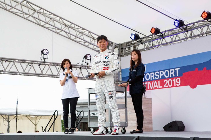 日本人として2人目のルマンウィナーとして知られる、レーシングドライバー荒 聖治選手自ら「RACING CAR TAXI.」の抽選を行った。憧れのレーサーを間近で見ることができるのも、このイベントの楽しみのひとつといえる。