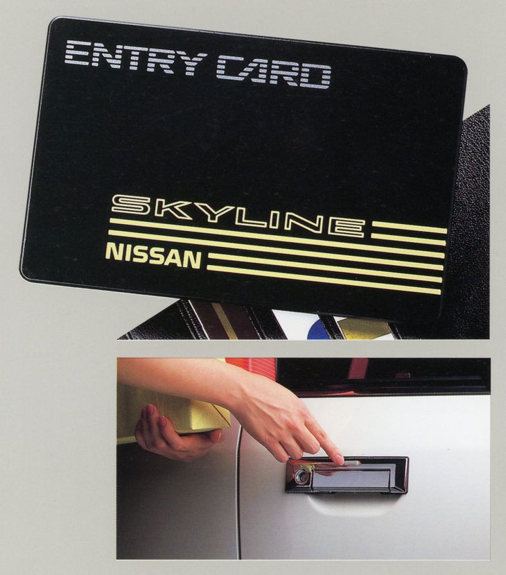 1985年「日産スカイライン」のカードエントリーシステム。エントリーカードを携帯していれば、スイッチに触れるだけで運転席ドアの施錠／解錠とトランクのオープンが可能。ただし今日のスマートキーと違ってエンジン始動はできない。