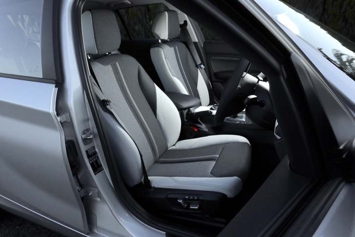 試乗した「120iスタイル」は、クロス／レザーのコンビシートを採用する。