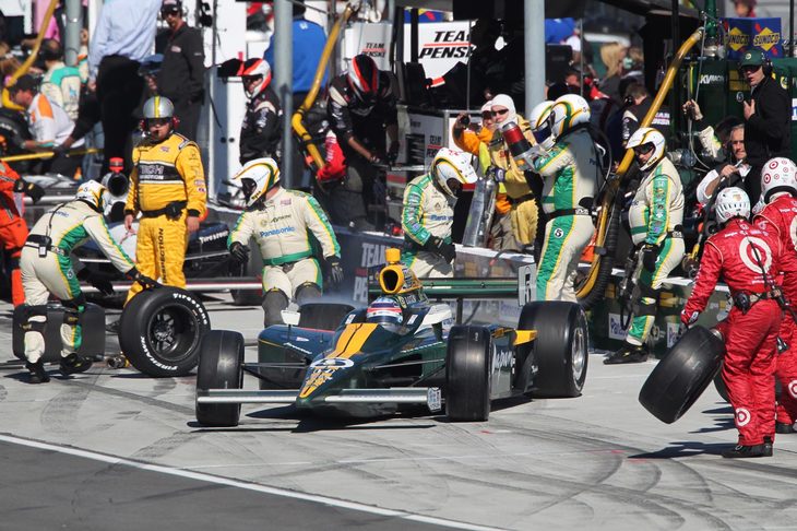 ダニー・バハー時代のロータスは、F1やインディーカーシリーズに出資。自社の名を冠するチームをサーキットで走らせて広告塔とする戦略に出たが、成績不振もあり、思うようにブランド価値の向上にはつながらなかった。