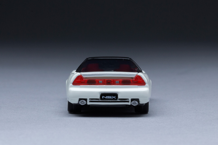 横一文字のテールランプが目を引くリアビュー。量産モデルとしては非常に特殊な「NSX」の生産は、栃木に新設された専用の工場で行われた。（写真＝郡大二郎）