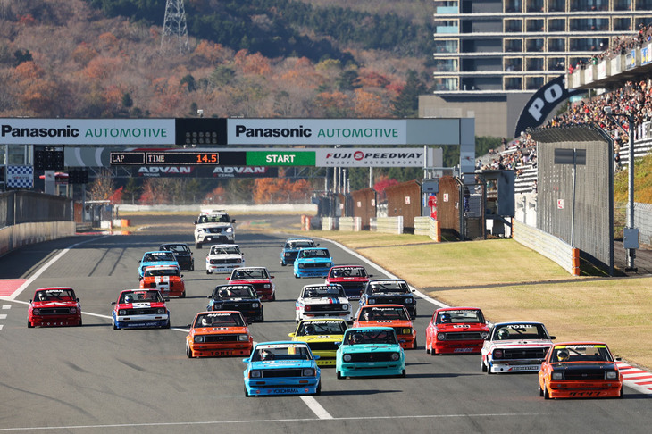 NISSANヒストリックカーエキシビションレース。JCCA（日本クラシックカー協会）のTSレースに参戦している14台のB310「サニー クーペ」と、Fレースに参戦している8台のB110「サニー クーペ」の、合わせて22台のサニー クーペがエントリーした。