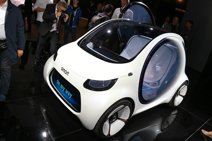 「スマート・ビジョンEQフォーツー」。インテリジェントで効率的な配車によって、シェアリング車両の数を抑えることも示唆されている。