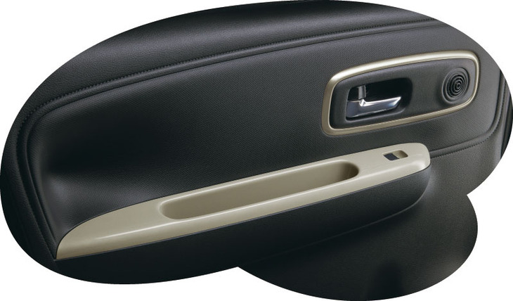 ドアアームレストもベージュだ。