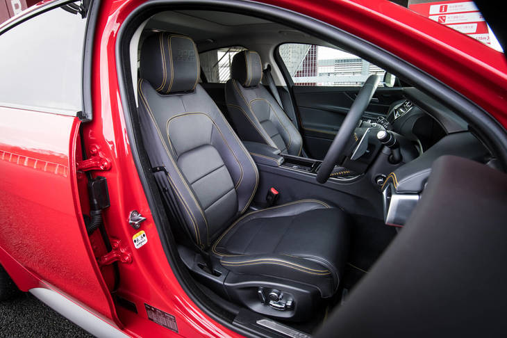 インテリアでは、各所に施されたイエローのコントラストステッチが特徴。フロントシートやステアリングホイールなど、いたるところに「300SPORT」のロゴがあしらわれている。