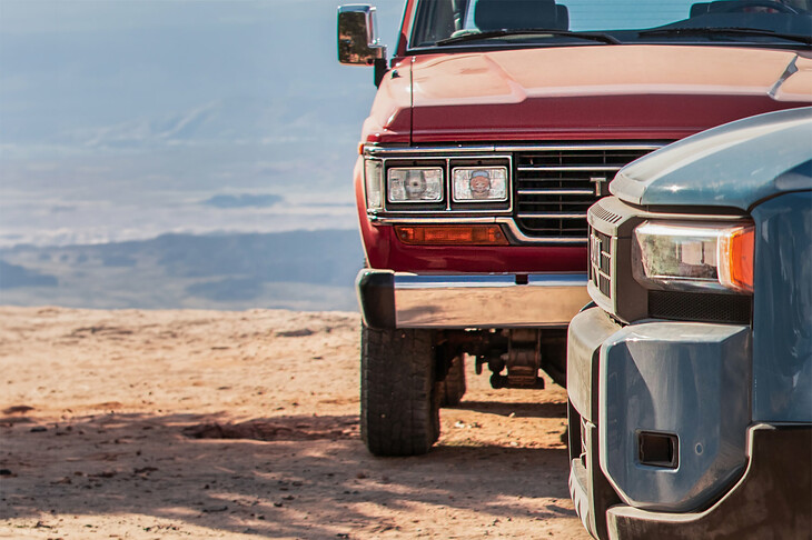 2023年7月26日に米国で公開された、「ランドクルーザー“250”」のティザー写真。奥に見えるのは「60系」の後期モデルである。