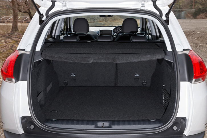 ラゲッジルームの容量は、後席を起こした状態で360リッター、たたんだ状態で1172リッター。床下にも収納スペースが設けられている。（写真をクリックすると、シートの倒れる様子が見られます）
