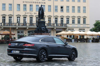 なだらかに下降するルーフラインがクーペのようなシルエットを形成。リアセクションにはトランクリッドではなく、大きく開くハッチゲートが備わる。